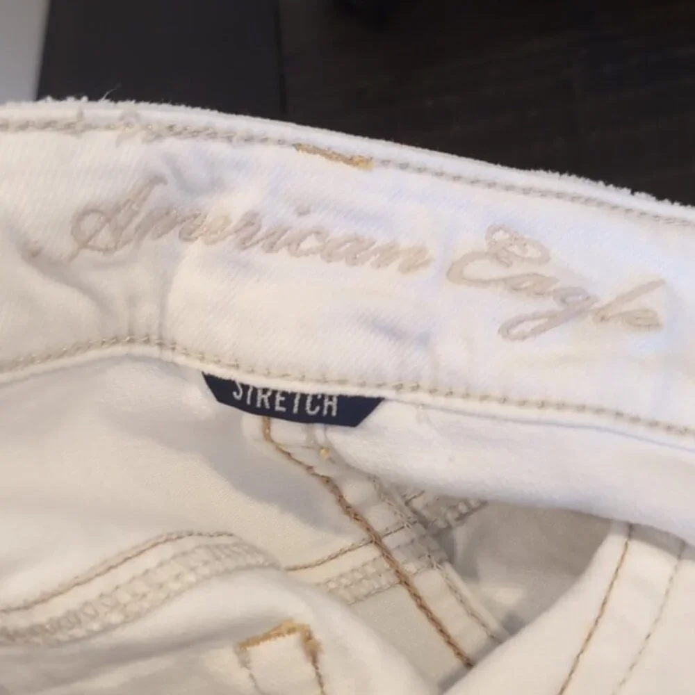 💠 American Eagle White Distressed Denim Mini Skirt Womens Size 6 Stretch - Picture 10 of 12